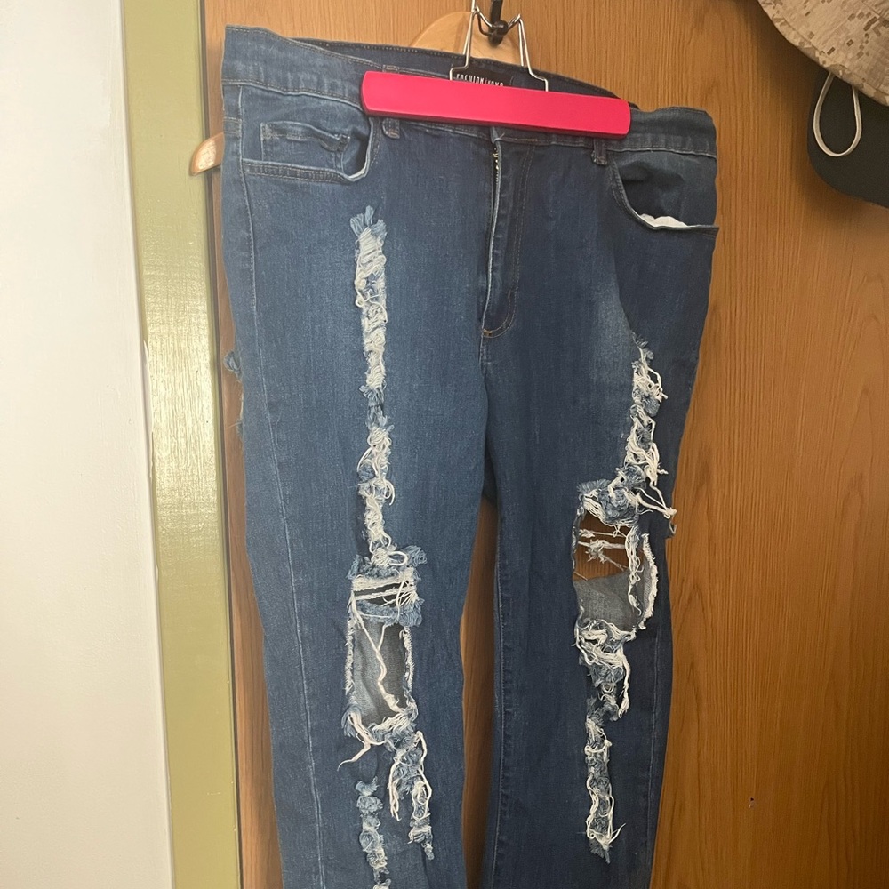 Ultra Distressed Cropped Jeans
